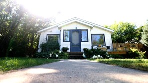 Street view of the home, showing off the charm of this cute and cozy cabin. 