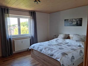 Schlafzimmer, erweiterbar mit Zustellbett und Kinderreisebett 