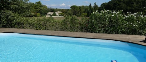 La piscine avec la prairie devant