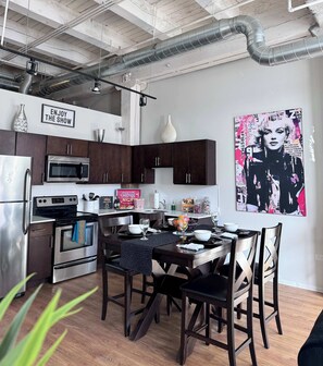 KITCHEN/DINING