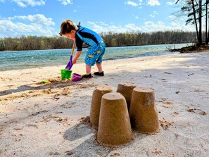 120 feet of private sandy beach—perfect for little explorers! With 160+ feet of lakefront, a gentle sandy bottom, and warm freshwater, it's ideal for swimming, sandcastles, and endless fun. Relax, play, and make unforgettable memories by the lake! 🌊🏖️