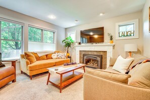 Living Room | 1st Floor | Smart TV | Central A/C & Heating | Gas Fireplace