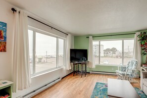 Living Room | Queen Sleeper Sofa | Free WiFi | Central A/C & Heating
