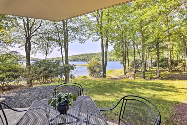 Lake Harmony Vacation Rental | 2BR | 2BA | 1,004 Sq Ft | Stairs to Enter