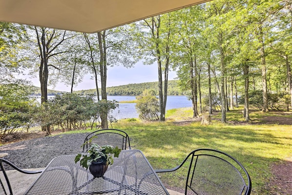 Lake Harmony Vacation Rental | 2BR | 2BA | 1,004 Sq Ft | Stairs to Enter
