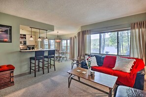 Living Room | Flat-Screen TV w/ Cable | Free WiFi