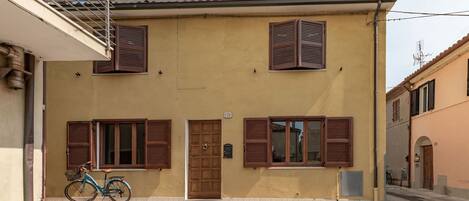 Sky, Bicycle, Wheel, Property, Window, Building, Door, Wood, Bicycle Wheel