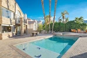 Pool with shallow sit area