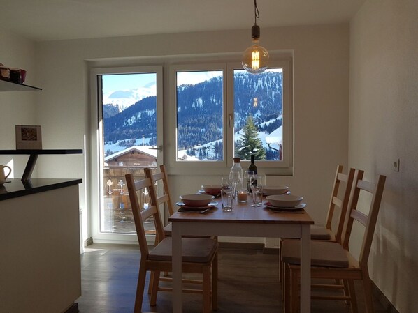 Tabelle, Eigentum, Möbel, Fenster, Holz, Interior Design, Gebäude, Fussboden, Flooring