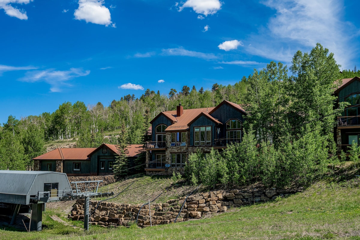 Lovely Meadows Ski condo with fireplace, balcony & washer/dryer