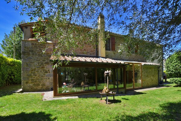 The property, the equipped veranda and the well kept garden