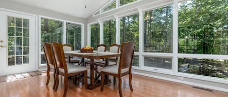 All seasons room with dining for 6