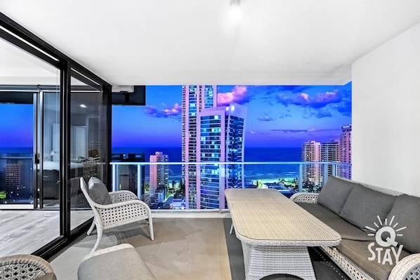 Balcony features glittering ocean views 🏝