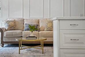 Enjoy a good book - La Petite Maison, Old Town Niagara-on-the-Lake
