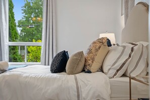 Sleeps 4 with queen bed and two double beds - La Petite Maison, Old Town Niagara-on-the-Lake