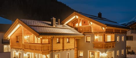 Engadin Chalet Aussenansicht bei Nacht