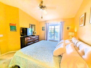 King Size master bedroom w/ensuite full bathroom & TV