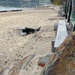 Fire Pit to roast marshmellows and observe the stars. Beautiful sandy beach out 