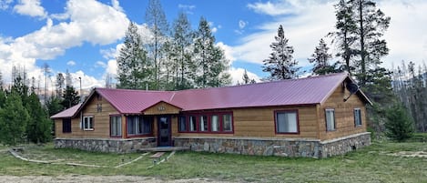 Private cabin on 1 acre with parking 