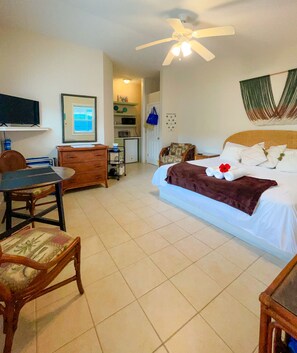 Inviting open space, end unit, bright, air conditioning, smart tv, eating area. 