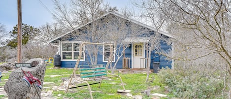 Kerrville Vacation Rental | 1BR | 1BA | 1 Step Required | 950 Sq Ft