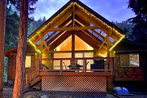Come stay at the Heron's Nest for a relaxing family or couples getaway. The house provides privacy as the bedrooms are on either side of the living space.