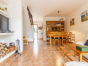 Möbel, Eigentum, Tabelle, Holz, Wohnzimmer, Interior Design, Gebäude, Bilderrahmen, Fussboden, Wand