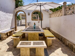 Sky, Temple, Architecture, Interior Design, Shade, Leisure, Biome, Wall, Public Space, Facade