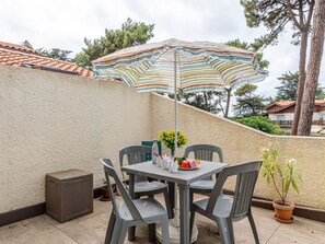 Plante, Table, Ciel, Propriété, Nuage, Meubles, Tableau De Plein Air, Fleur, Bâtiment, Chaise