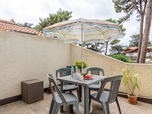 Plante, Table, Ciel, Propriété, Nuage, Meubles, Tableau De Plein Air, Fleur, Bâtiment, Chaise