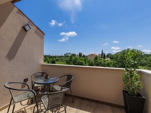 Nuage, Ciel, Meubles, Bâtiment, Table, Plante, Ombre, Chaise, Mobilier De Jardin, Herbe