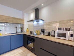 Comptoir, Cabinetry, Robinet, Evier, Propriété, Évier, Cuisinière, Cuisine, Appareil De Cuisine, Design Intérieur