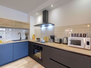 Countertop, Cabinetry, Zapfhahn, Spüle, Eigentum, Sinken, Herd, Küche, Küchengerät, Interior Design