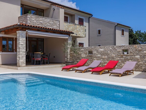 L'Eau, Bâtiment, Meubles, Fenêtre, Piscine, Ciel, Chaise, Bleu Azur, Bleu, Ombre