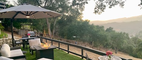 Private Sunrise/Sunset View Patio with Push Button Fire Pit, BBQ, Lit Umbrella