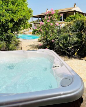 Outdoor spa tub