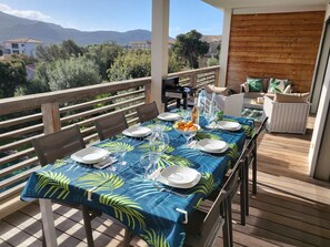 Terrasse avec vue mer et saline