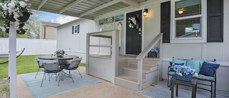 Lake Dallas Vacation Rental | 2BR | 2BA | 4 Entry Steps | 850 Sq Ft