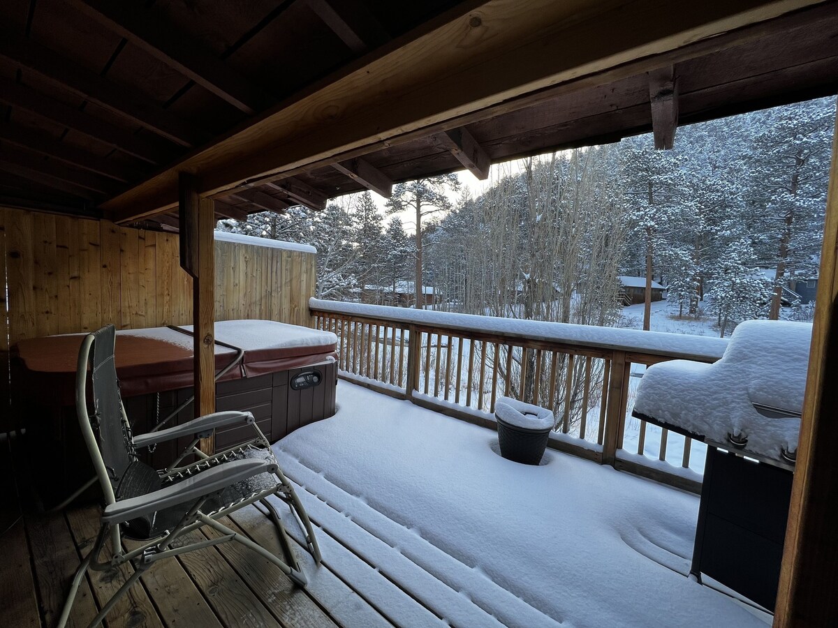 Take it EZ private cabin overlooking the river with hot tub 5 min to Estespark !