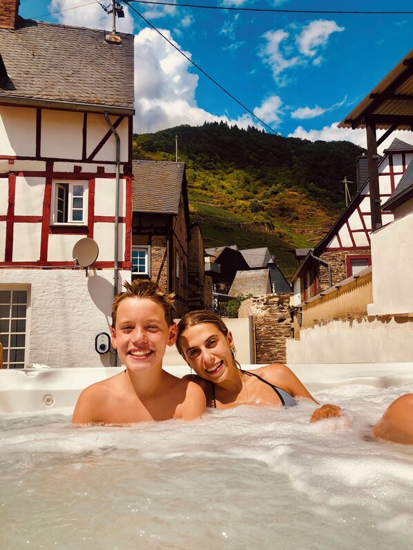 Outdoor spa tub