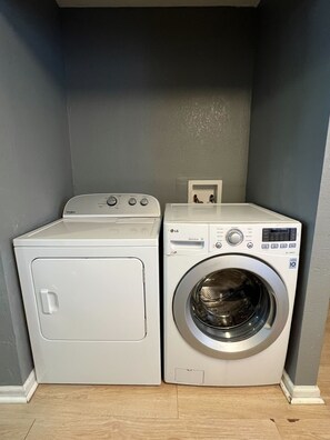 Enjoy the convenience of an in-unit washer and dryer! Pack light and keep your clothes fresh throughout your stay! 🌊☀️