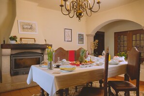 Sala de estar/jantar, mesa de pequeno-almoço, vista jardim, Castelo e cidade, wi