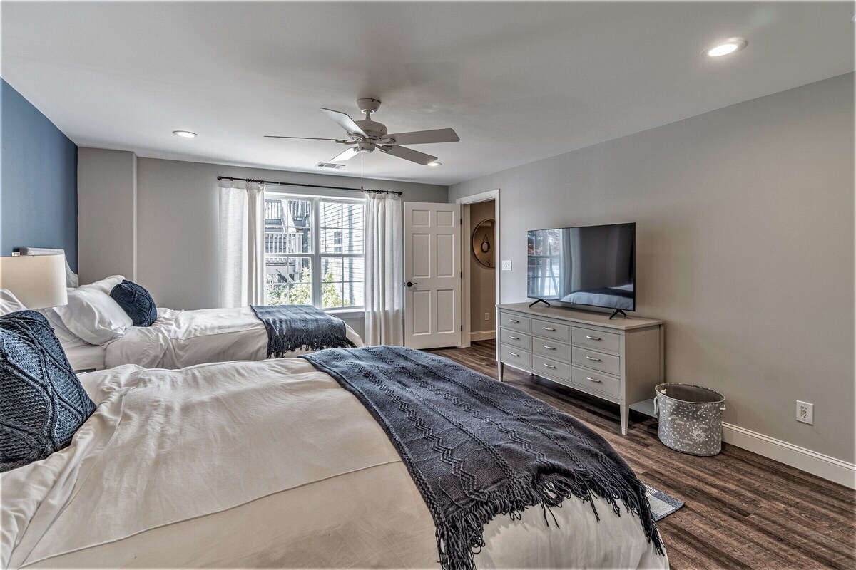 Luxury 3 Bedroom Lake Front Cottage