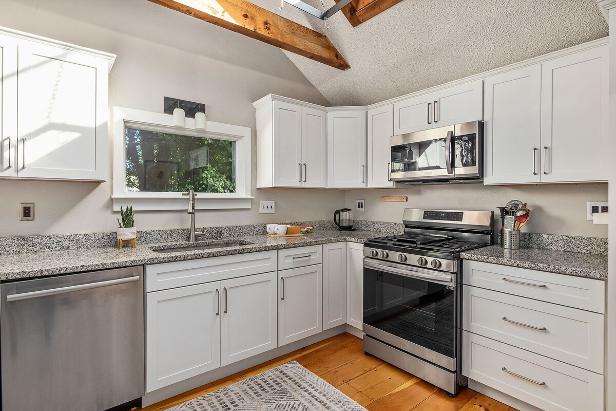 603 Sunny Charmer|Walk to town|5 beds|1.5 bath (dog considered)