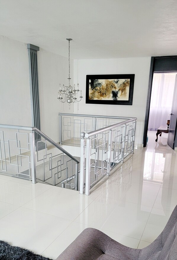 Casa totalmente decorada con estilo moderno y banguardista.