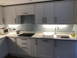 Fully equipped fitted kitchen 