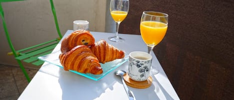 Petit déjeuner sur le balcon avant de commencer la journée 