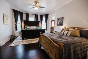 Main room (downstairs) - Kind AND queen bed