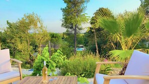 Un rosé bien frais sur le coin salon de jardin et admirer la belle vue 🍹