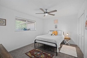 Bedroom with queen sized bed (1)
